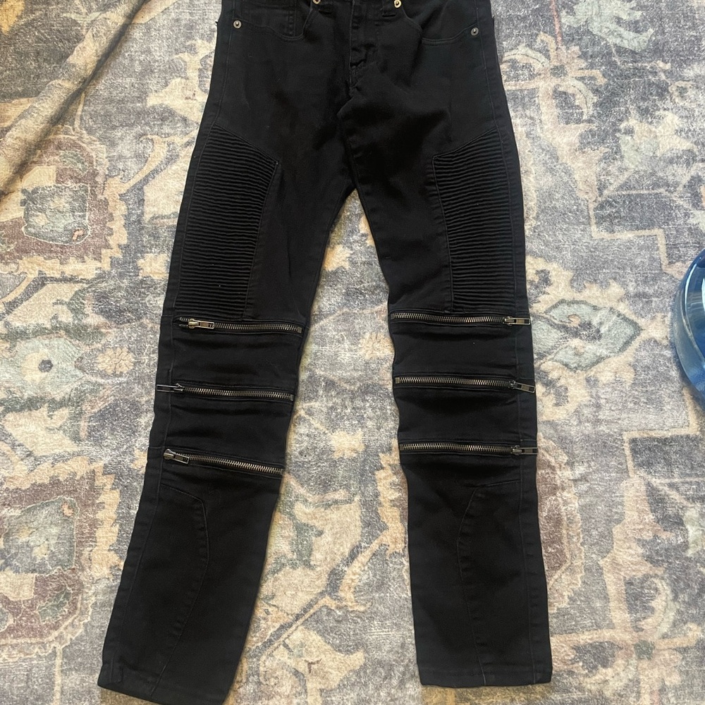 Stylish Blackโ Skinny Jeans with Zipper Accents